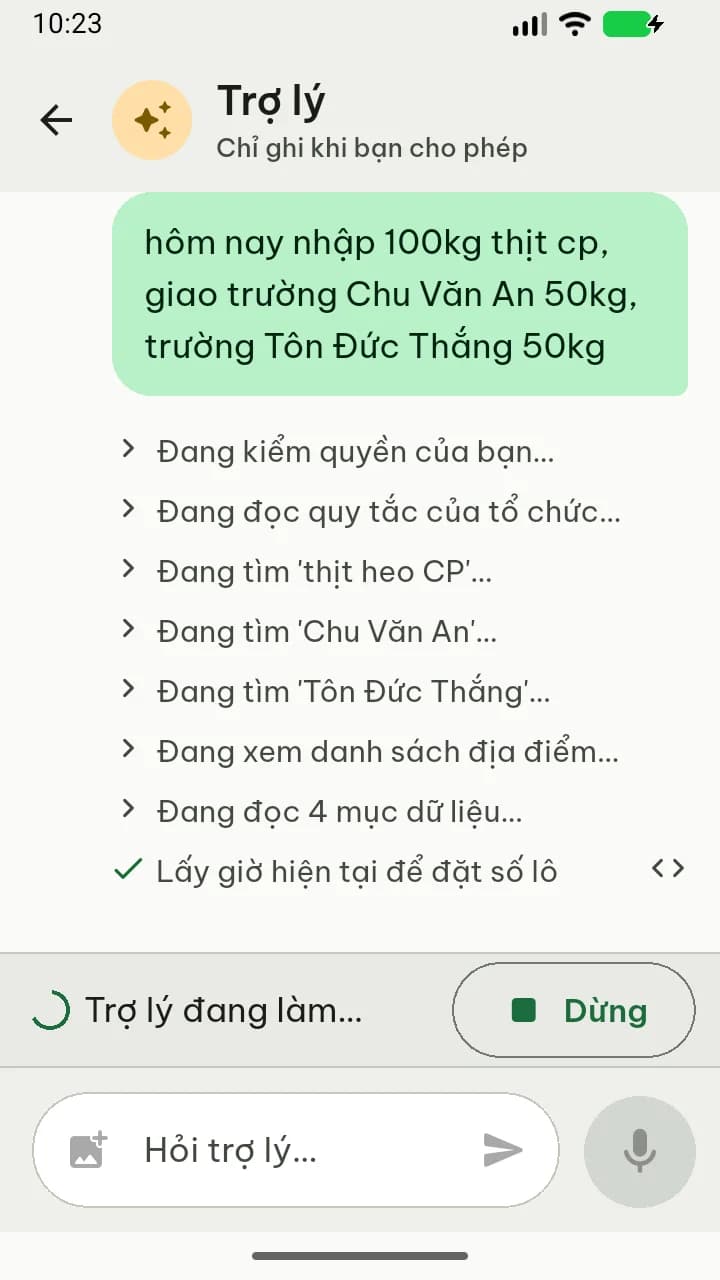 Màn hình trợ lý AI trong app VNCX Doanh nghiệp — trợ lý hiện từng bước đang làm (dữ liệu mẫu)