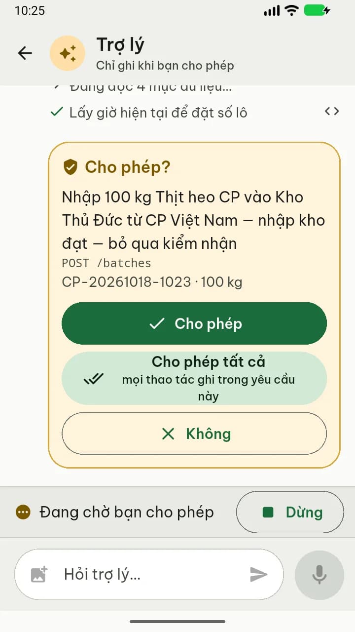 Màn hình trợ lý AI trong app VNCX Doanh nghiệp — thẻ xin phép trước khi ghi vào hệ thống, có nút Cho phép (dữ liệu mẫu)