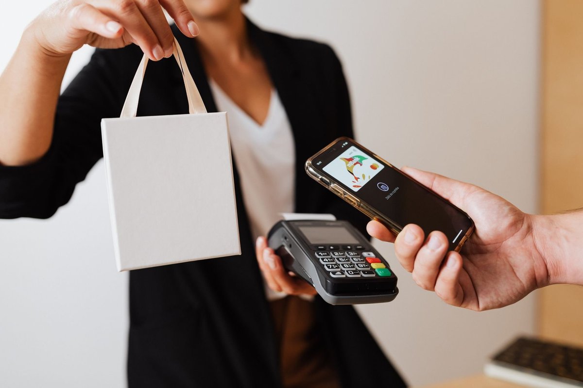 RFID trong chống hàng giả hàng hiệu: khác gì NFC và QR Code, khi nào nên dùng